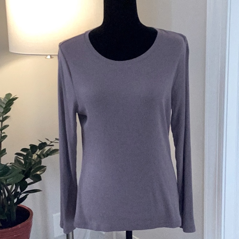 Dusty lavender scoop neck long sleeve tee. Large.